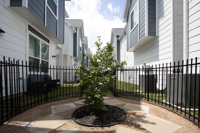 1546 W Tidwell Rd, Houston, TX 77091 - view of patio with fence