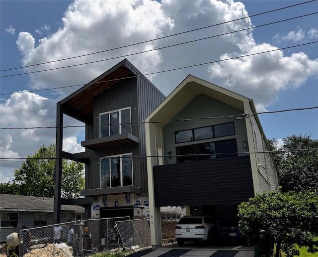 803 E 38th St, Houston, TX 77022 - view of front of house featuring fence and a balcony
