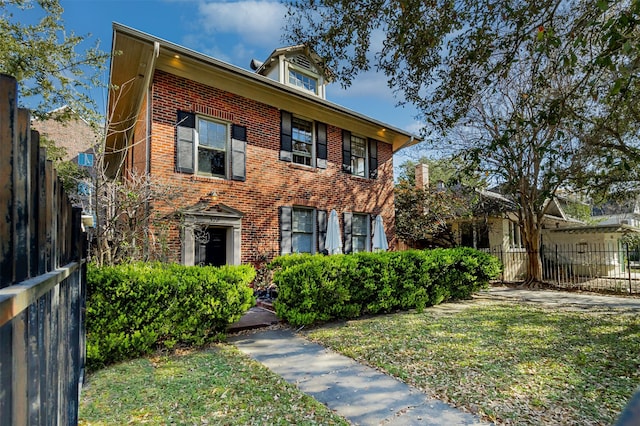 528 Hawthorne St, Houston, TX 77006 - view of front of house featuring a front lawn, fence, and brick siding