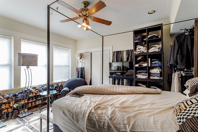 528 Hawthorne St, Houston, TX 77006 - bedroom with a ceiling fan