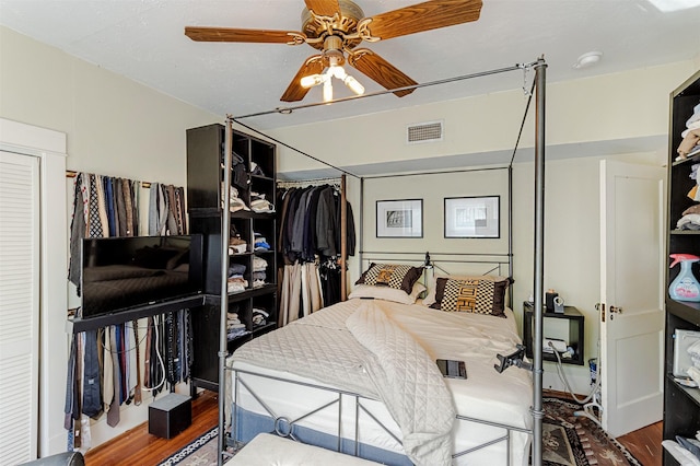 528 Hawthorne St, Houston, TX 77006 - bedroom featuring visible vents, ceiling fan, and wood finished floors