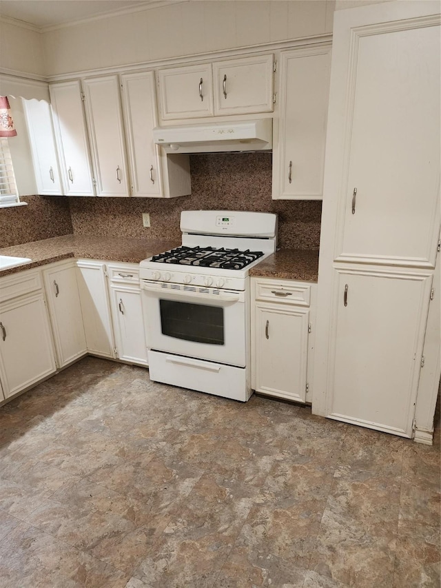 918 Redondo Dr, Houston, TX 77015 - kitchen featuring white gas range, under cabinet range hood, dark countertops, and stone finish floors