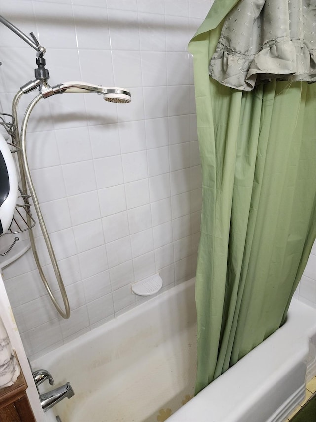918 Redondo Dr, Houston, TX 77015 - bathroom featuring shower / bath combo with shower curtain