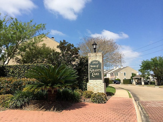 community / neighborhood sign featuring a residential view