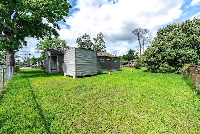 5514 Pardee St, Houston, TX 77026 - view of yard featuring fence