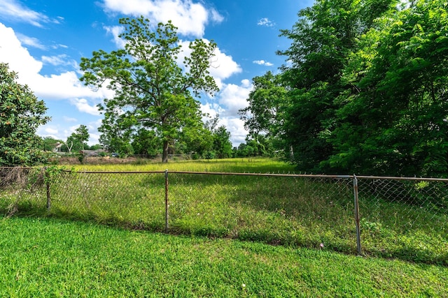 5514 Pardee St, Houston, TX 77026 - view of yard featuring fence