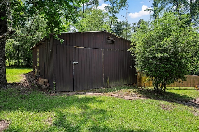 view of outdoor structure featuring fence and an outdoor structure