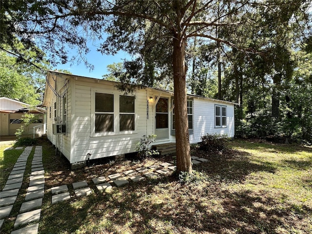 manufactured / mobile home with entry steps and cooling unit