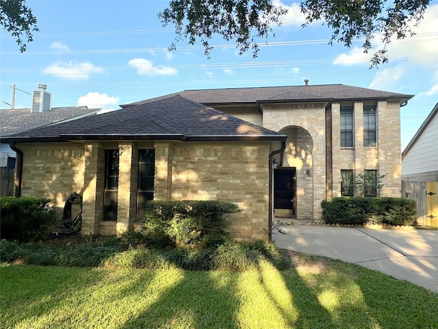 view of front facade featuring fence, roof with shingles, a gate, and a front lawn