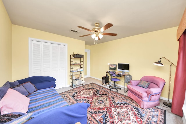 living room featuring visible vents, ceiling fan, carpet flooring, and baseboards
