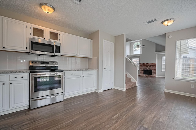 23931 Griffin House Ln, Katy, TX 77493 - kitchen featuring dark wood-style flooring, stainless steel appliances, a ceiling fan, visible vents, and baseboards