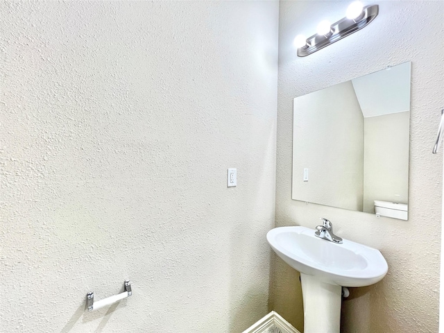 5602 Hirondel St A/B, Unit A/B Houston, TX 77033 - view of bathroom