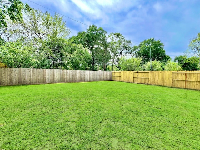 5602 Hirondel St A/B, Unit A/B Houston, TX 77033 - view of yard featuring a fenced backyard