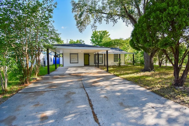 view of front facade featuring a front yard and concrete driveway