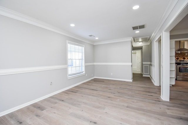 spare room featuring visible vents, recessed lighting, and ornamental molding