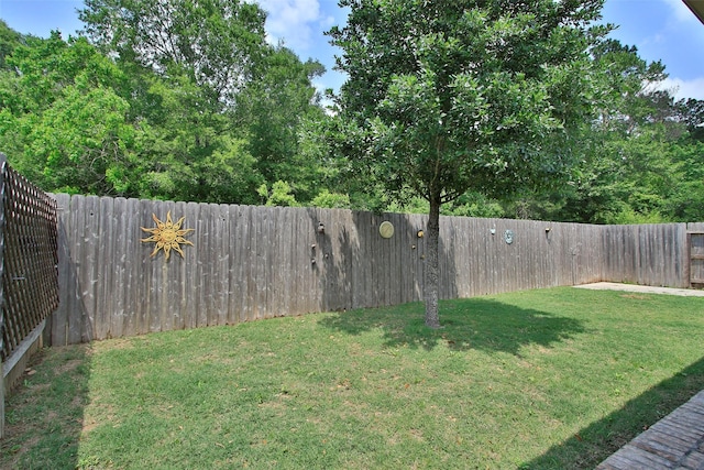 view of yard featuring a fenced backyard