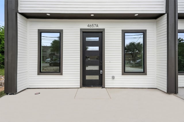 property entrance featuring a patio