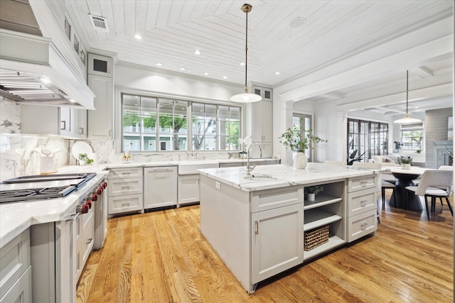 412 Redan St, Houston, TX 77009 - kitchen featuring premium range hood, a sink, a kitchen island with sink, light wood-type flooring, and open floor plan
