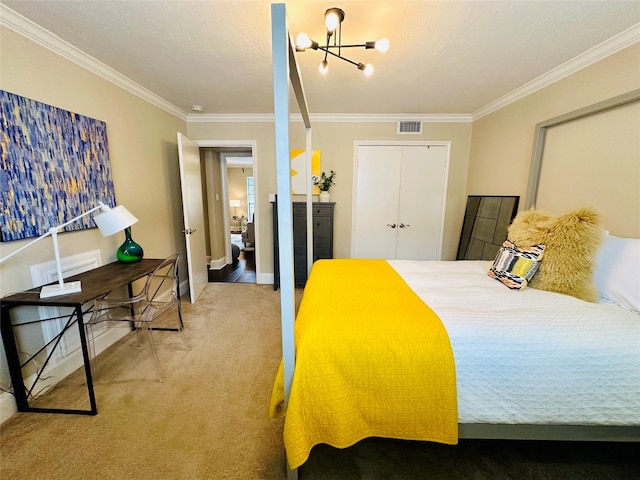 bedroom featuring visible vents, carpet, a chandelier, and ornamental molding