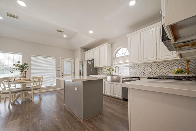 1510 Pecan Trace Ct, Sugar Land, TX 77479 - kitchen featuring visible vents, stainless steel appliances, a wealth of natural light, and a kitchen island