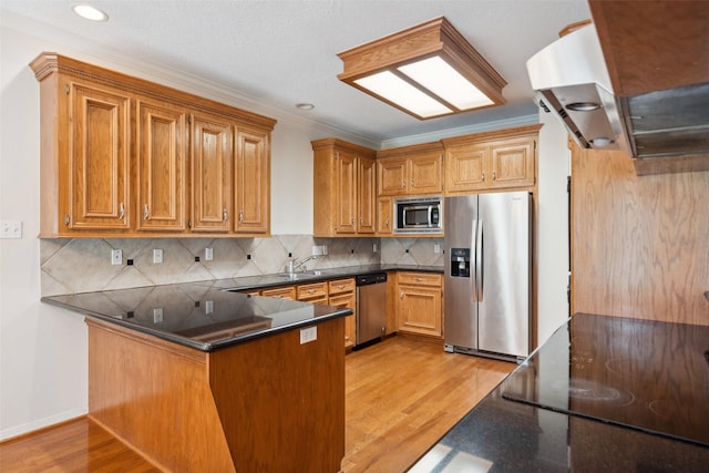 331 Moonshine Hill Rd, Houston, TX 77338 - kitchen with a peninsula, crown molding, light wood-style flooring, backsplash, and appliances with stainless steel finishes
