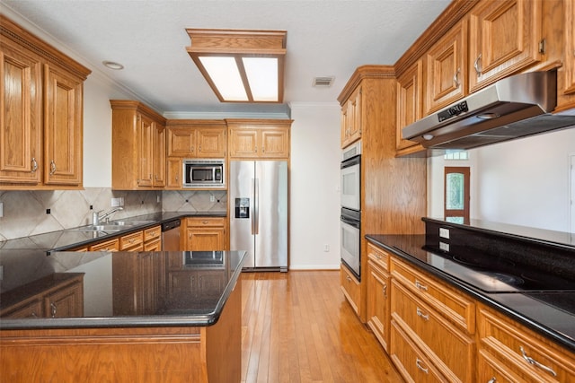 331 Moonshine Hill Rd, Houston, TX 77338 - kitchen featuring a sink, stainless steel appliances, visible vents, under cabinet range hood, and crown molding