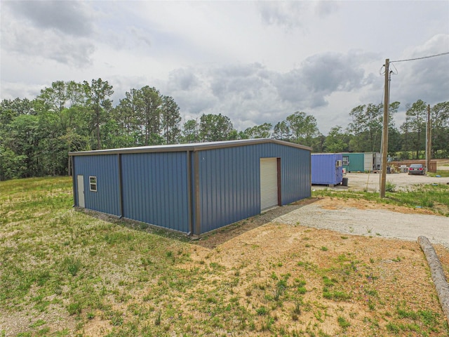 view of outdoor structure featuring driveway and an outdoor structure