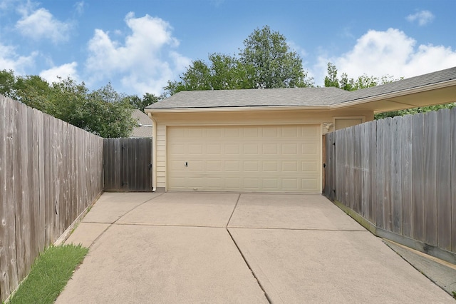 5127 Plantation Colony Dr, Sugar Land, TX 77478 - garage featuring driveway