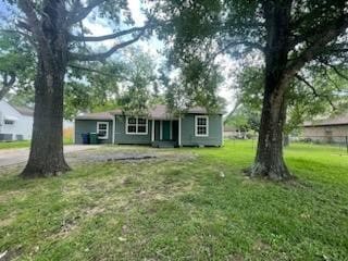 view of front of property with a front yard