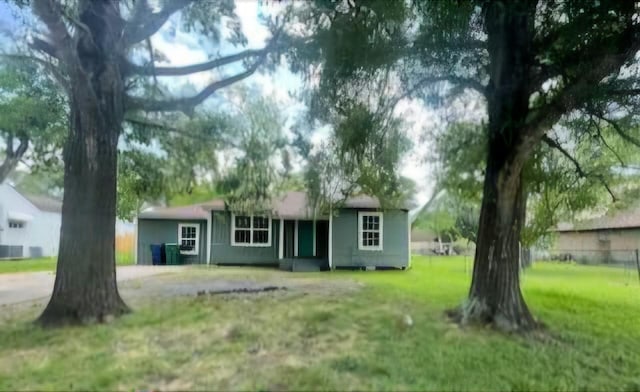 single story home with a front yard