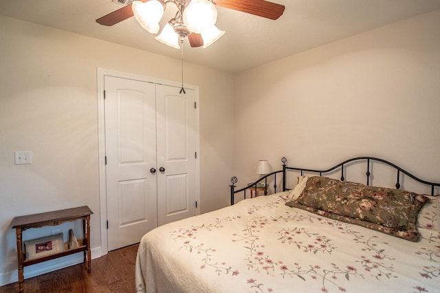 bedroom featuring baseboards, ceiling fan, a closet, and wood finished floors
