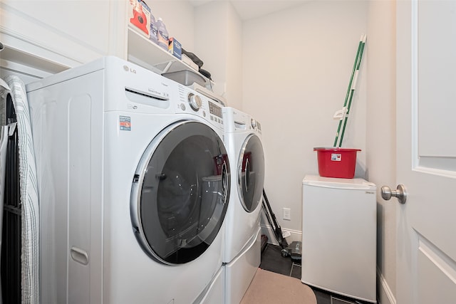 8820 Ashbloom Ln, Houston, TX 77080 - laundry room featuring independent washer and dryer