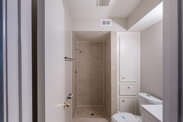 full bath with visible vents, toilet, vanity, and tiled shower
