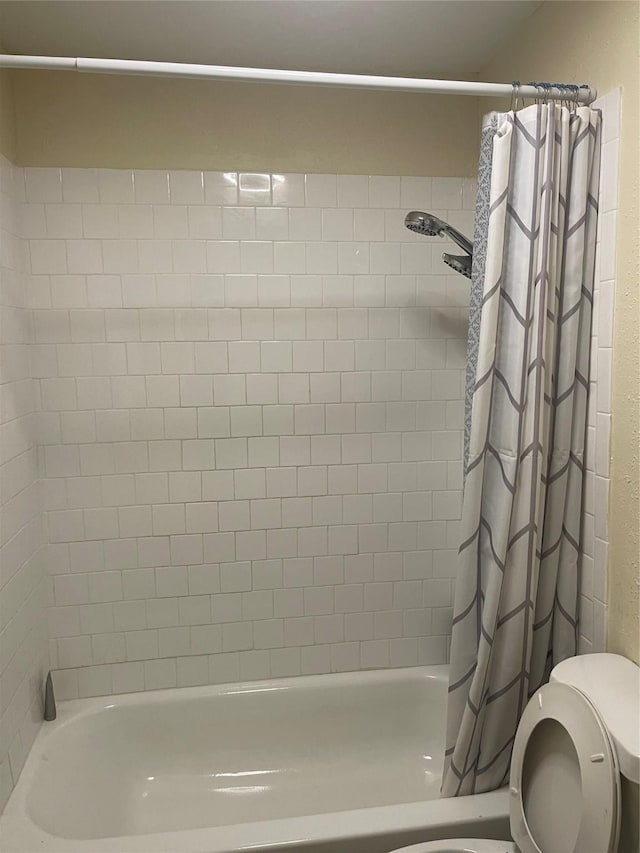 full bath with toilet and shower / bathtub combination with curtain