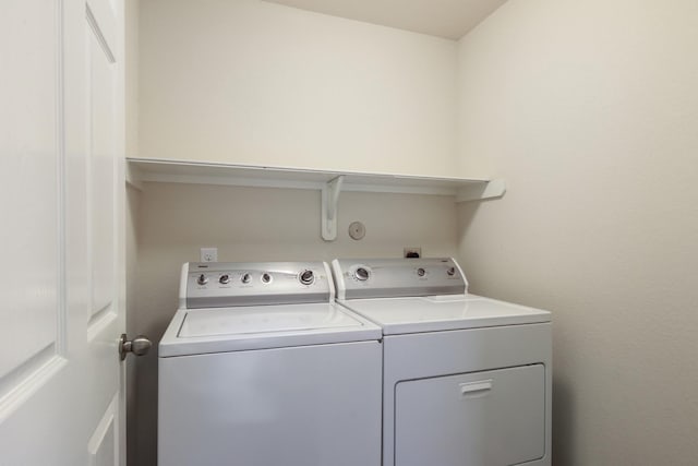 1318 Evermore Manor Ln, Houston, TX 77073 - laundry area with independent washer and dryer