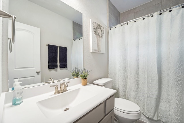 full bathroom with curtained shower, toilet, and vanity