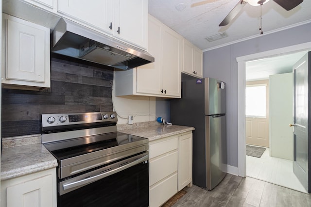 kitchen featuring white cabinets, visible vents, stainless steel appliances, under cabinet range hood, and a ceiling fan