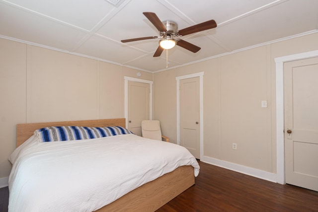 bedroom with a ceiling fan, dark wood-style floors, and baseboards
