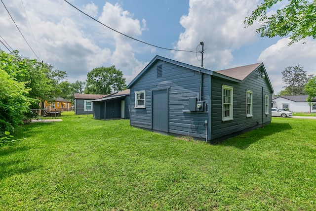 back of house featuring a yard