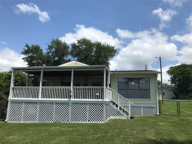 104 Bayside St, Livingston, TX 77351 - rear view of house featuring fence and a yard
