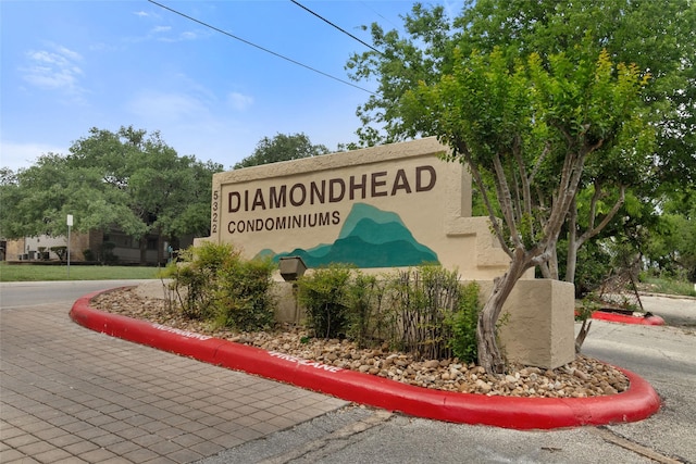 view of community / neighborhood sign