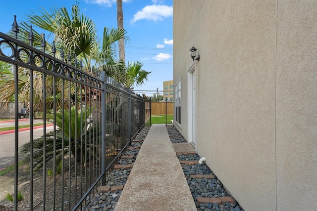 6107 S Arrowana Ln, Houston, TX 77036 - view of yard