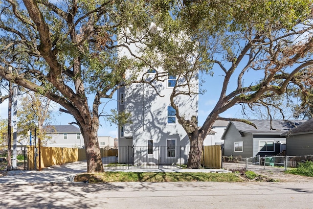 2707 Dennis St, Houston, TX 77004 - view of front of property featuring a fenced front yard