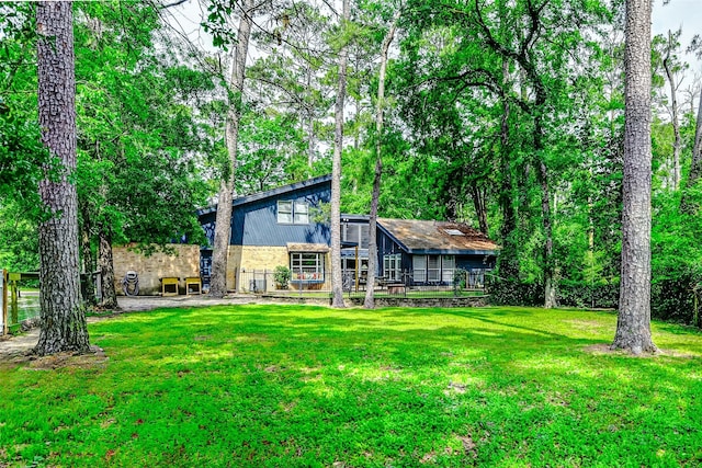 back of house featuring a yard