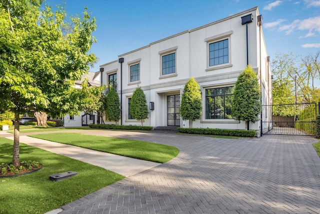 3851 Chevy Chase Dr, Houston, TX 77019 - view of front facade featuring stucco siding, a gate, and a front yard