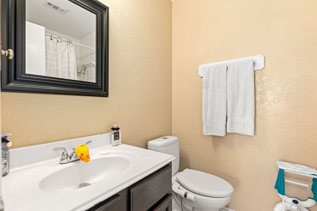 full bath featuring toilet, visible vents, a shower with shower curtain, and vanity