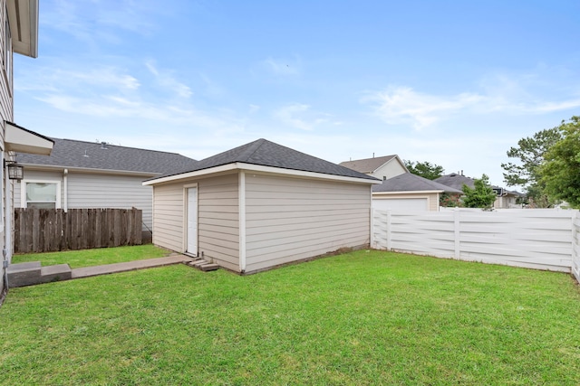 view of yard featuring a fenced backyard and an outbuilding