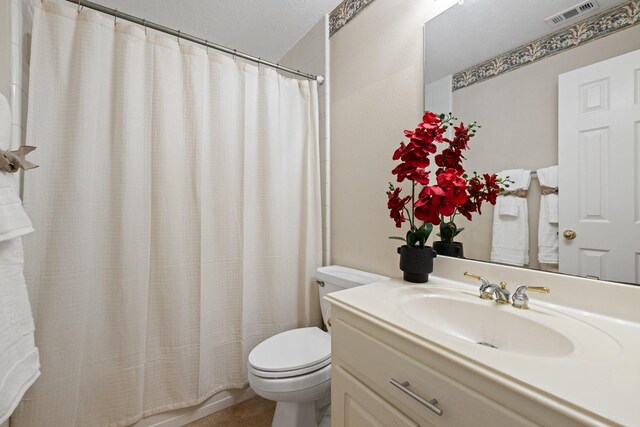 full bath featuring toilet, visible vents, a shower with shower curtain, and vanity
