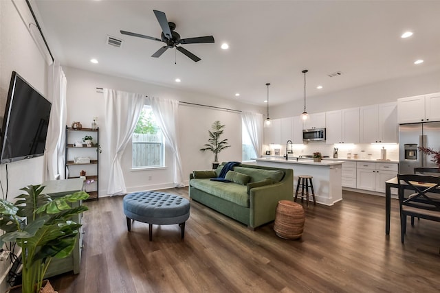 living room with visible vents, a ceiling fan, dark wood-type flooring, and recessed lighting