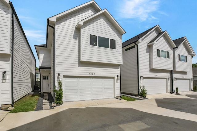 view of front facade featuring a garage and driveway